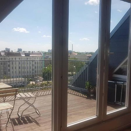 Helle Dachgeschosswohnung Fuer 8 Personen In Zentraler Lage Berlin Kültér fotó