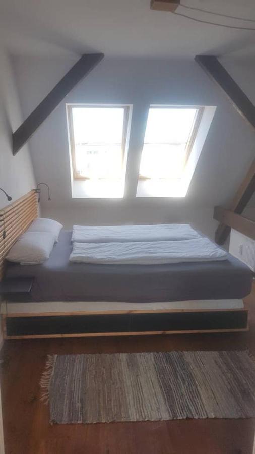 Helle Dachgeschosswohnung Fuer 8 Personen In Zentraler Lage Berlin Kültér fotó